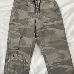 Abercrombie & Fitch Gray Camo Ankle Pants